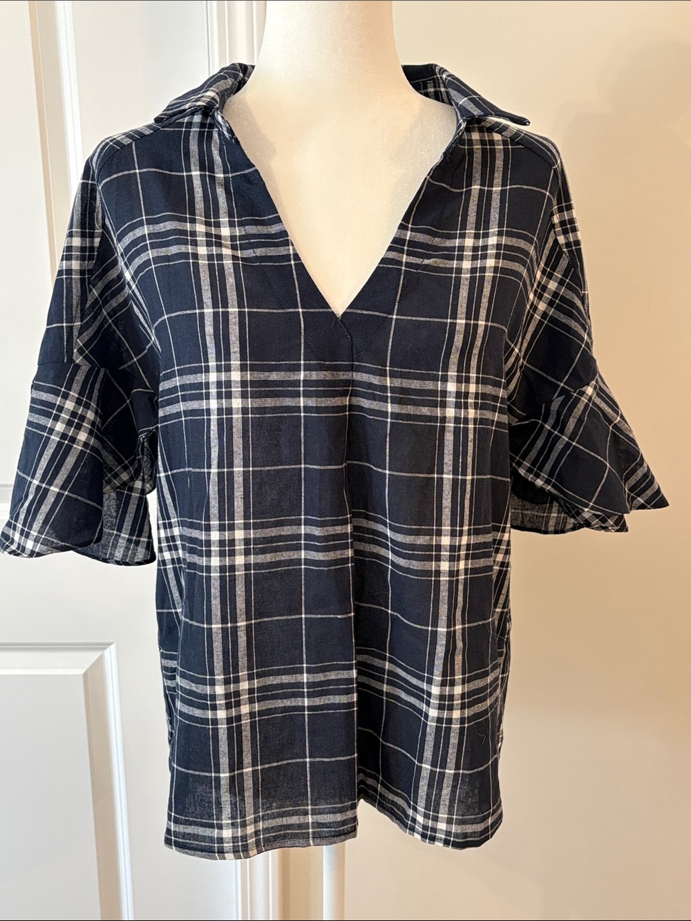 NWT Very J Navy/White Plaid Pullover V-Neck Collar Short Flutter Sleeve Blouse M